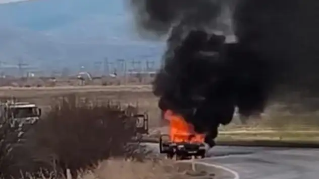 Kayseri'de seyir halindeki araç alev aldı: Yol dumanla kaplandı!