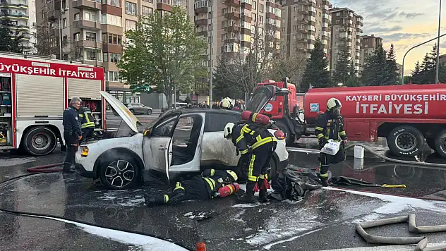 Kayseri'de seyir halindeki elektrikli araç alev aldı!