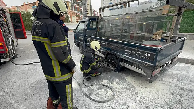 Kayseri'de seyir halindeki kamyonetin tekerleği yandı