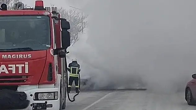 Kayseri'de seyir halindeki otomobil alev alev yandı