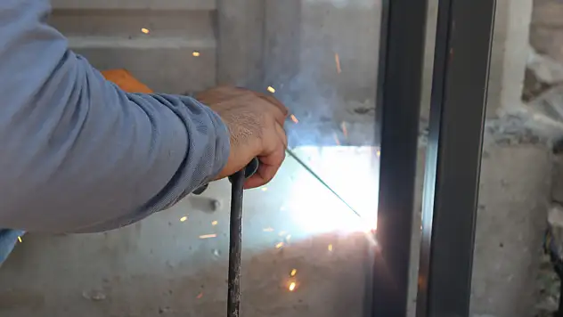 Kayseri'de sıcak havaya rağmen zorlu mesailerini sürdürüyorlar!