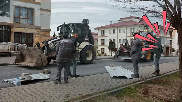 Kayseri'de şiddetli fırtına: Çatılar yerinden söküldü – Uyarılar peş peşe geldi!