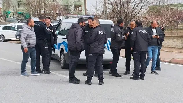 Kayseri'de silahlı kavga: Kurşunlar araçlara isabet etti