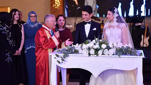 Kayseri'de siyaset dünyasını bir araya getiren düğün: Koşar ve Bal Ailelerinin mutlu günü
