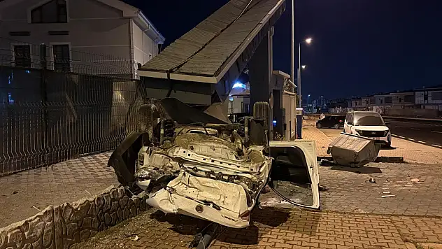 Kayseri'de takla atan otomobil sitenin girişini yıktı: Yaralı var!