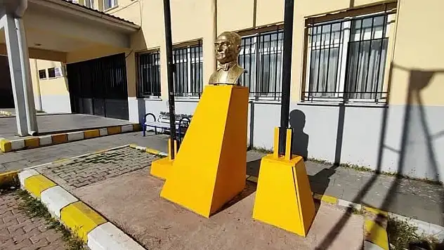 Kayseri'de tayini çıktı - Okulu böyle bırakıp gitti!