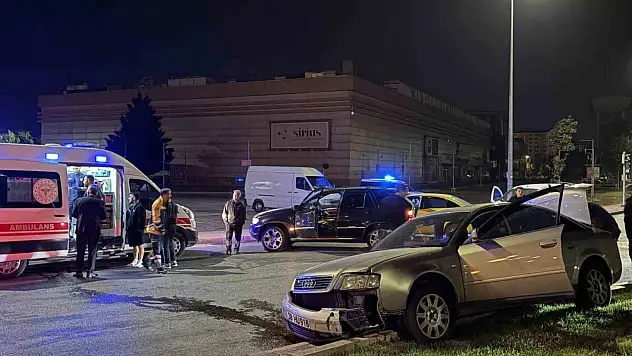 Kayseri'de ticari taksi otomobil ile çarpıştı!