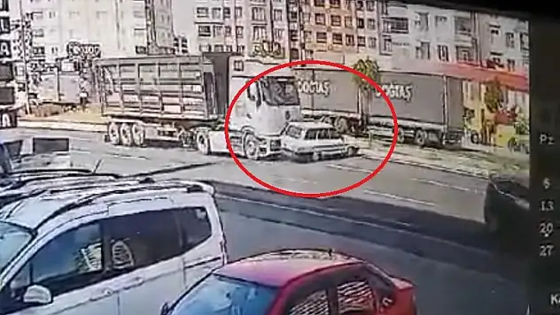 Kayseri'de tırla çarpışan otomobil takla attı!