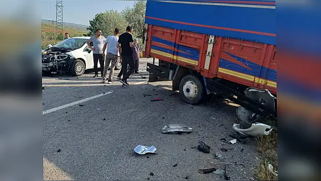Kayseri'de trafik kazası: Hayvan taşıyan kamyonet ile otomobil çarpıştı