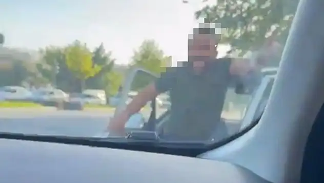 Kayseri'de trafik magandası kadınların bulunduğu otomobile saldırdı - İşte o anlar...