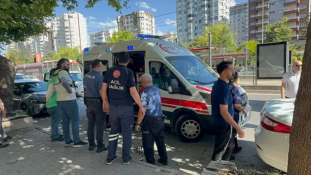 Kayseri'de tramvay durağı yanında kaza! Motosiklet yayaya çarptı
