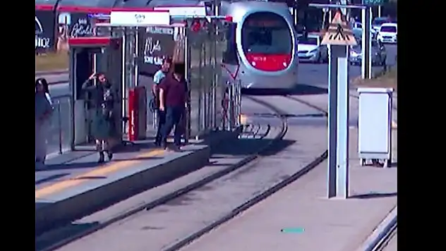 Kayseri'de tramvay hattında korku dolu anlar! Tramvayın önüne atladı