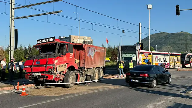 Kayseri'de tramvay ile kamyonun çarpıştığı kazada 5 kişi yaralandı!