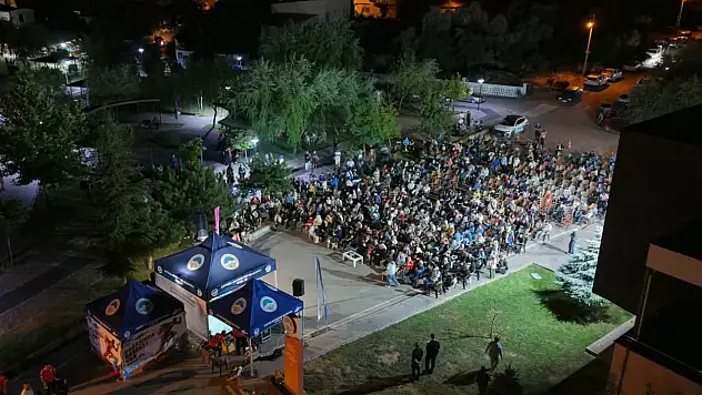 Kayseri'de türkü gecesine yoğun katılım: Yüzlerce kişi köşk parkta buluştu!