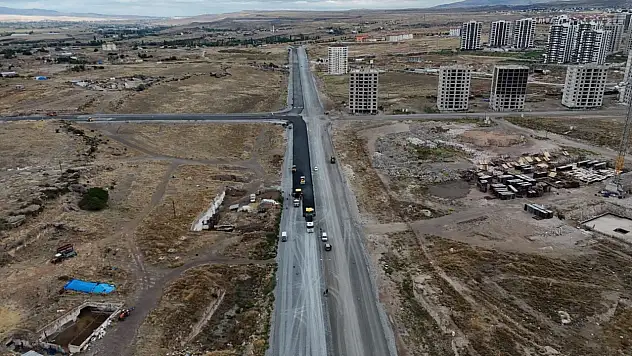Kayseri'de ulaşımı rahatlatacak bağlantı yolunda asfalt mesaisi başladı!