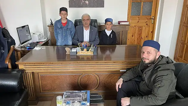 Kayseri'de umre ödülü kazanan gençlerden Müftü Ünsal'a ziyaret