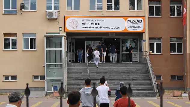 Kayseri'de veliler dua etti, polisler yardım etti
