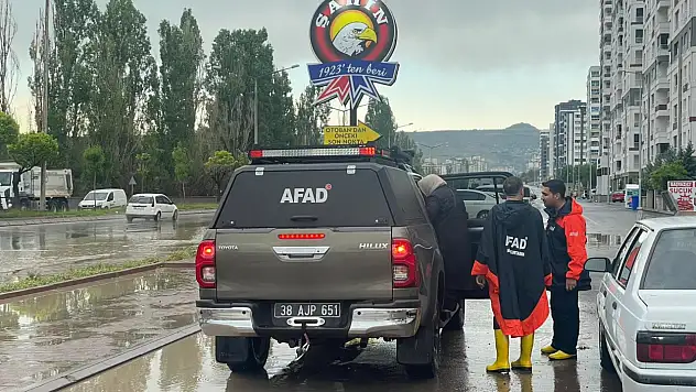 Kayseri'de yağışta araçlarıyla mahsur kalan vatandaşları AFAD kurtardı!