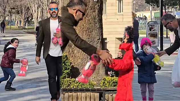 Kayseri'de yapılan sosyal deney milyonlarca kişiye ulaştı! İşte yürekleri ısıtan o görüntüler…