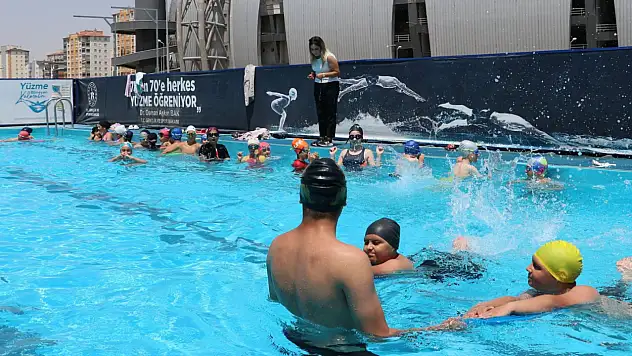 Kayseri'de Yaz Spor Okulları'na yoğun ilgi! Minikler yüzme öğreniyor