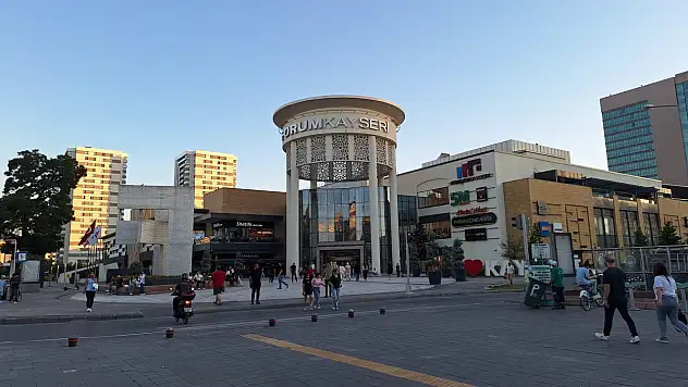 Kayseri'de yeniden ortaya çıktılar! Forum Kayseri önünde vatandaşlar hedef alındı