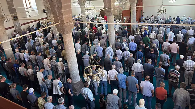 Kayseri'de yenilenen Camii cemaate yeniden kapılarını açtı