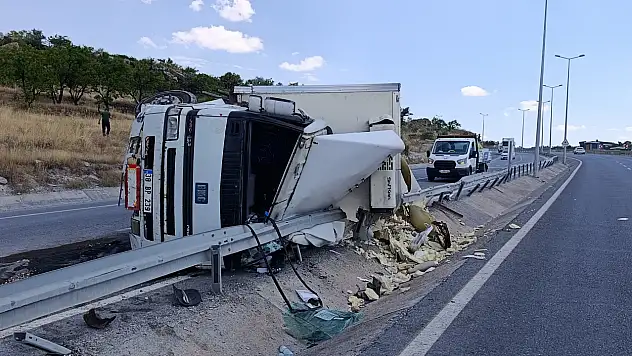 Kayseri'de yokuşta kontrolden çıkan tır devrildi! Sürücü hastaneye kaldırıldı