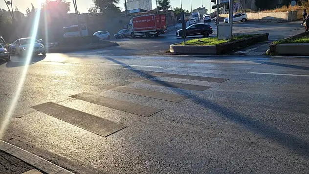 Kayseri'de yol bilmecesi – Işık var ama vatandaşlar karşıya geçemiyor!