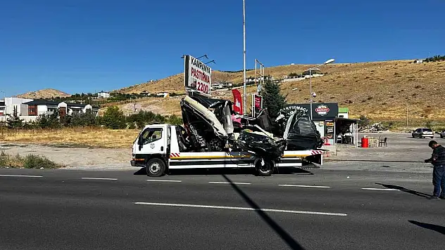 Kayseri'de durakta bekleyen otobüse çarpan minibüs sürücüsü ve 2 yolcu yaralandı