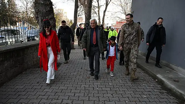 Kayseri'de yürek ısıtan anlar: Emniyet Müdürü'nün yanındaki öğrenci kim?