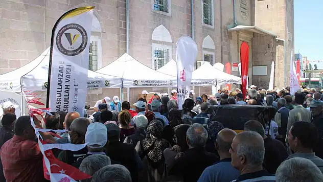 Kayseri'de yüzlerce yıllık gelenek devam ediyor: Binlerce kişilik aşure dağıtımı yapıldı!