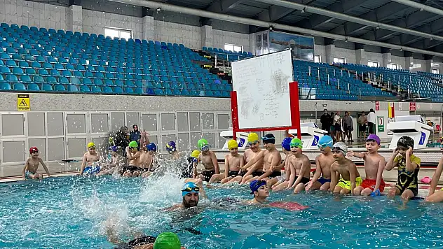 Kayseri'de yüzme eğitimi devam ediyor