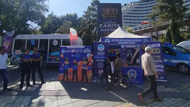 Kayseri'de zabıta haftasına özel, Cumhuriyet Meydanı'nda ikramlar dağıtılıyor!