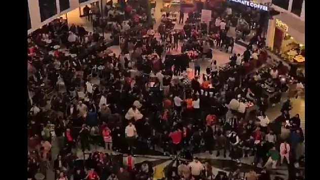 Kayseri'deki AVM'de çekilen maç heyecanı viral oldu