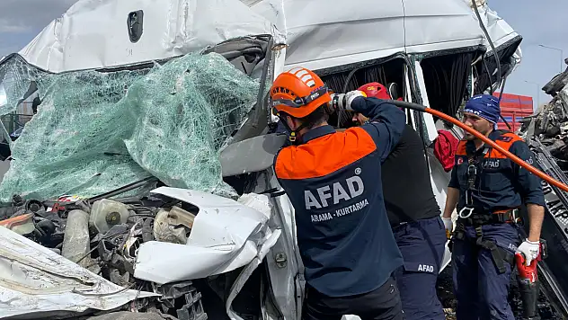 Kayseri'den Kırşehir'e doğru seyreden aracın karıştığı zincirleme kazada 5 kişi yaralandı