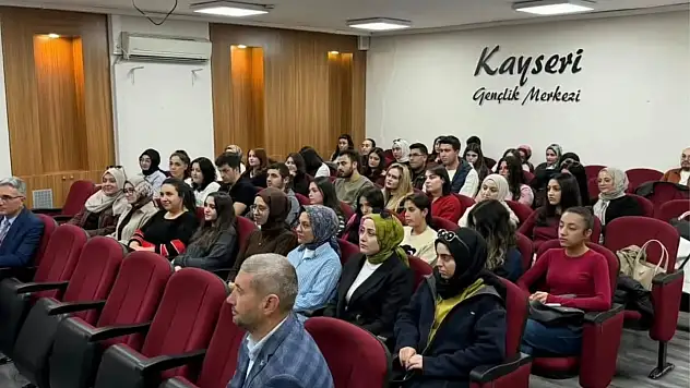 Kayseri Gençlik Merkezi'nde gençlerle gelecek üzerine sohbet...