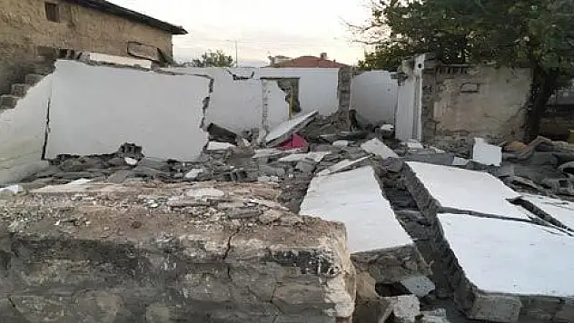 Yıktığı evinin duvarının altında kaldı
