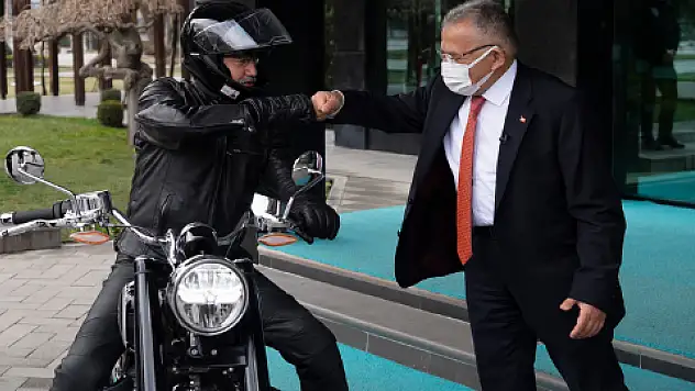 Kürşat Tüzmen Büyükkılıç'ı ziyarete motosikletiyle geldi