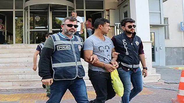 Aranan şahıs polisi karşısında görünce 2. kattan atladı