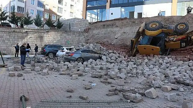 İstinat duvarı çöktü, iş makinesi aşağı düştü