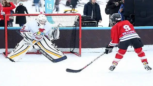 Erciyes'te buz pateni pisti hizmete sunuldu