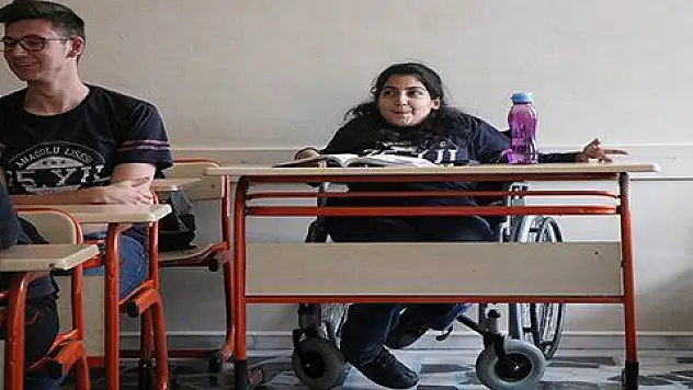 Engeline aldırmadı okulun ihtiyaçları için uğraşıyor 