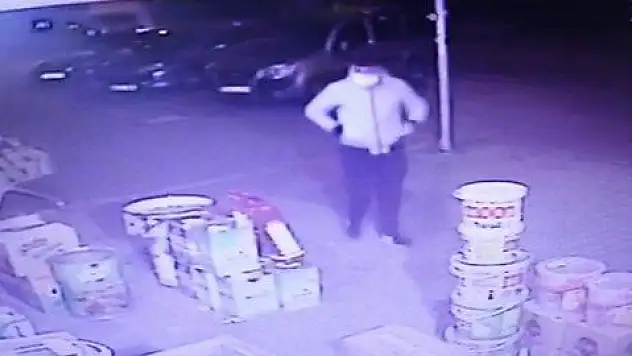 Yüzüne hasta maskesi taktı, 5 bin TL çaldı 