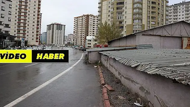 Otomobilin çarptığı çocuk çatıya düştü 