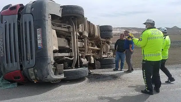 Devrilen tırın sürücüsü ağır yaralandı
