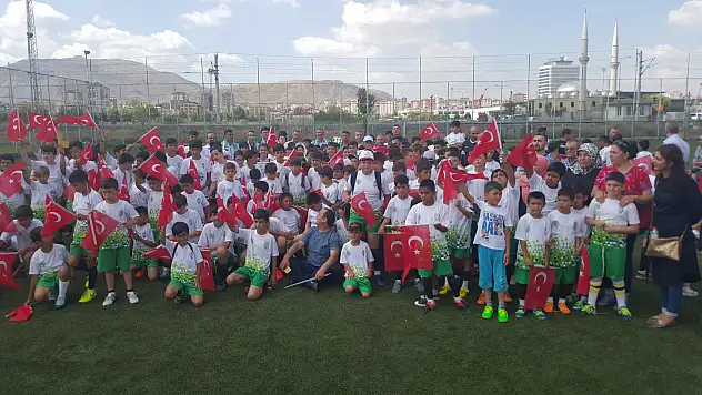 Başkan Akay'dan Yaz Spor Okulları kapanışında spor salonu müjdesi