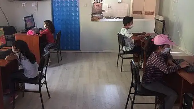 Kayseri'de öğrenciler, hayırseverlerin yardımıyla kültürevinde uzaktan eğitime katılıyor