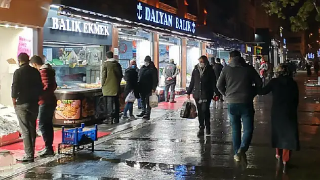 Kısıtlamaya dakikalar kala alışveriş yoğunluğu