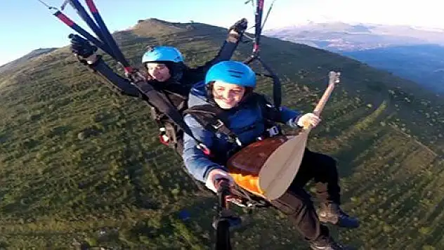 Gökyüzünde bağlama çalarak 3 parça seslendirdi