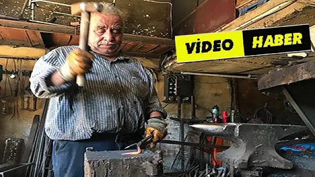 Yarım asırlık demirci Nuh Mehmet usta tek başına çekiç sallıyor
